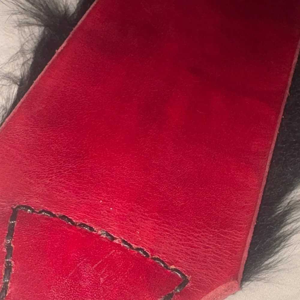 Black Fur Paddle with Red Handle - Picture 4 of 7